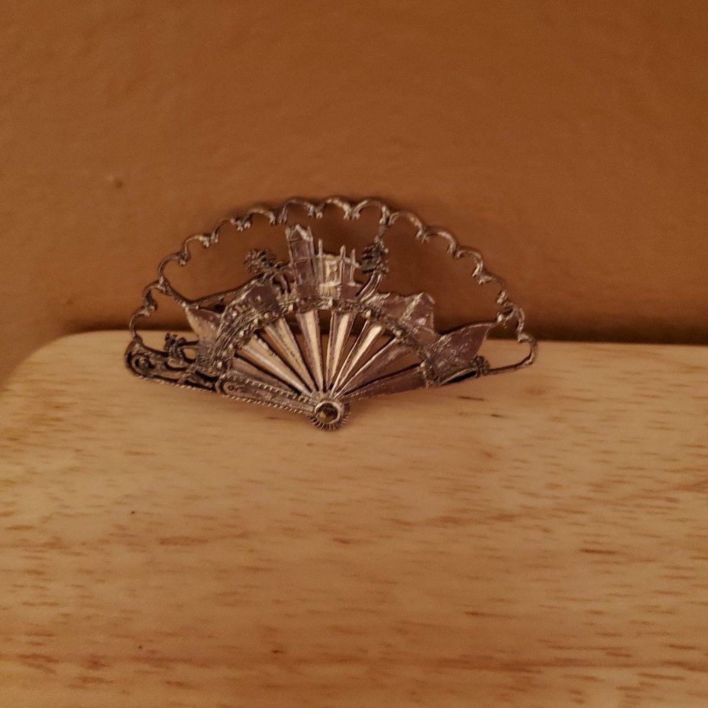 Fan brooch